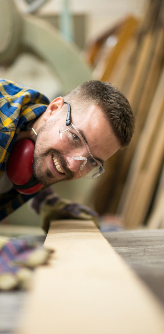 hombre reciclando madera